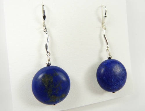 Boucles d’oreilles création en lapis-lazuli polissage mat et argent