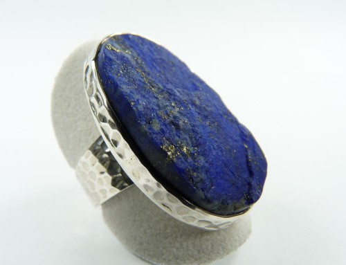 Bague création en lapis-lazuli brut et argent