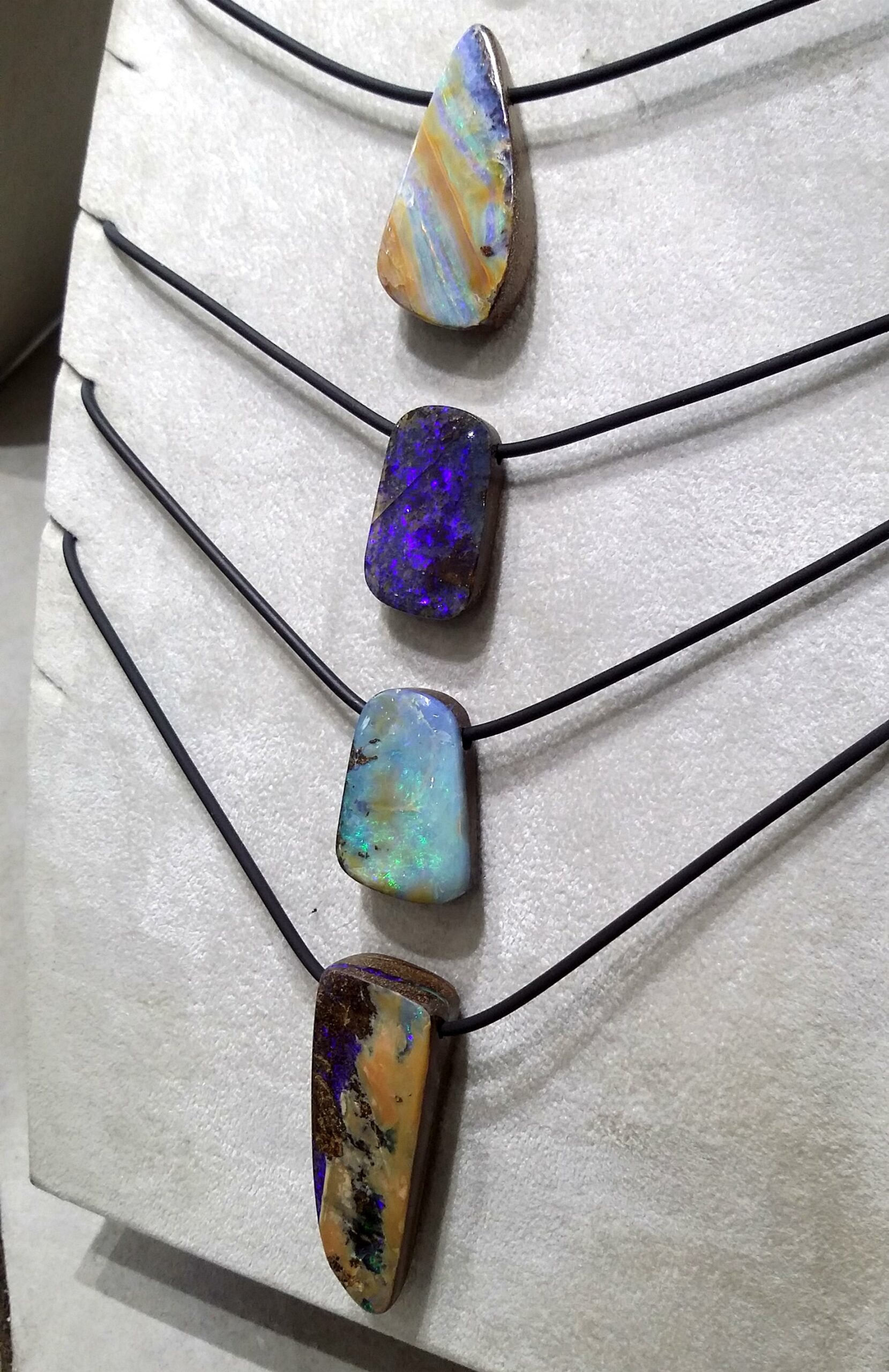 Opale, la pierre arc en ciel - Presentoir bouler