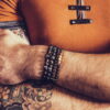 Bracelet homme obsidienne dorée et perle de Tahiti gravée - M – Image 3