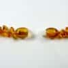 Collier enfant en ambre baroque cognac – Image 2