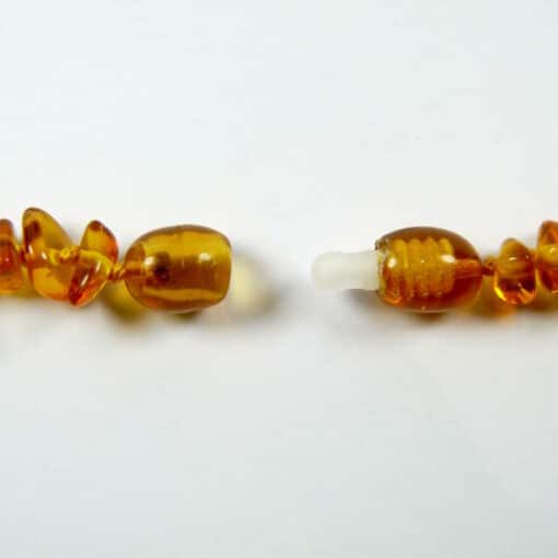 Collier enfant en ambre baroque cognac – Image 2