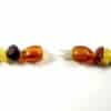 Collier enfant en ambre baroque multicolore – Image 2