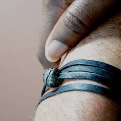 Bracelet homme cuir et perle de Tahiti gravée